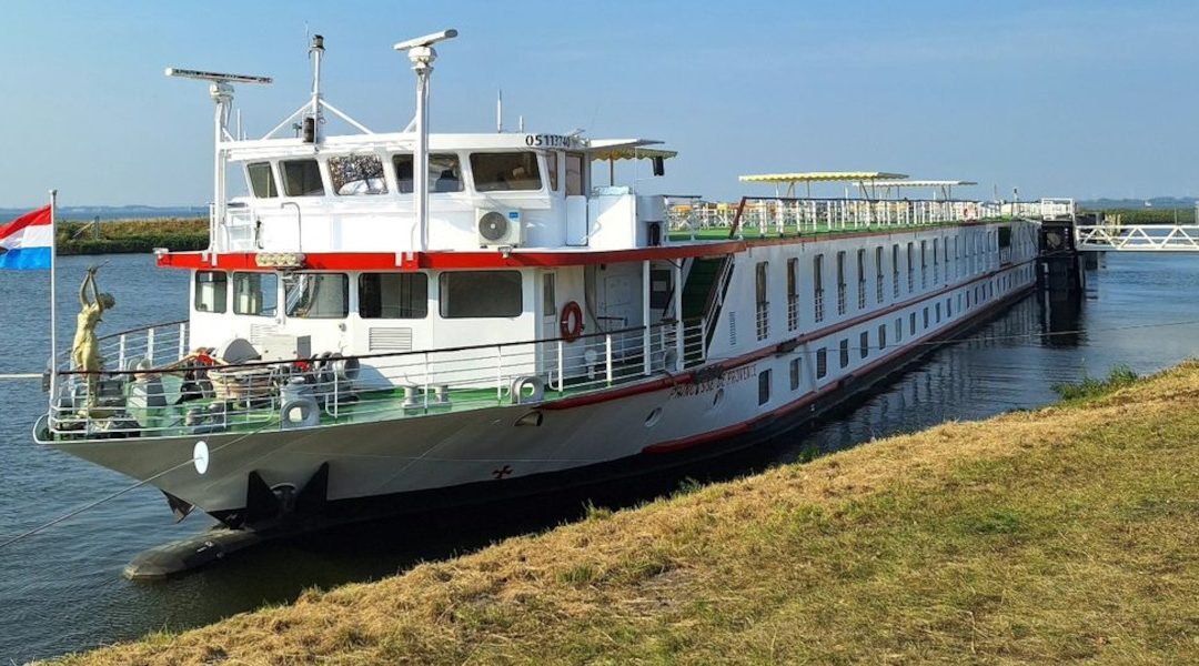 Gemeenteraad bezoekt asielboot in Middelharnis