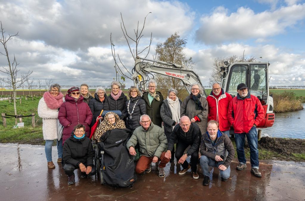 Familie honderdjarigen plant met burgemeester gedenkboom in Vliedpark