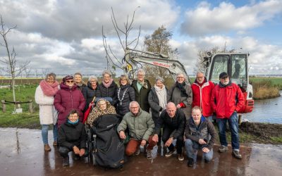 Familie honderdjarigen plant met burgemeester gedenkboom in Vliedpark